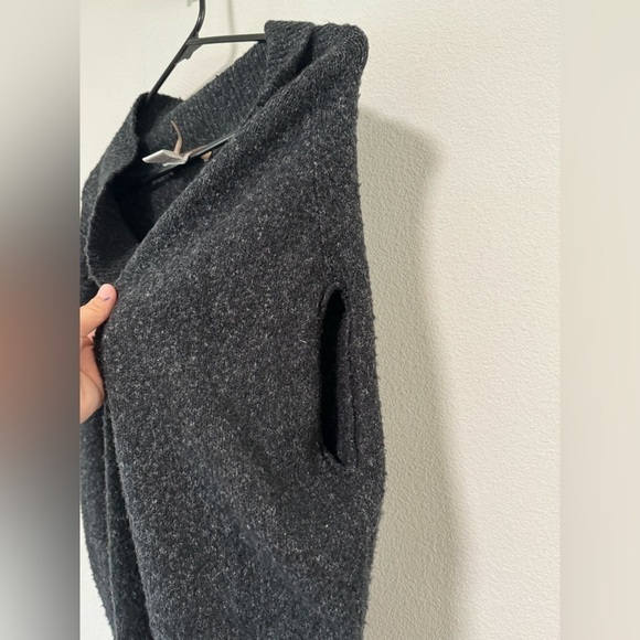 Max Azria Heather Grey Wool Blend Sleeveless Slouchy Shrug Sweater Size XS/S - Picture 4 of 14